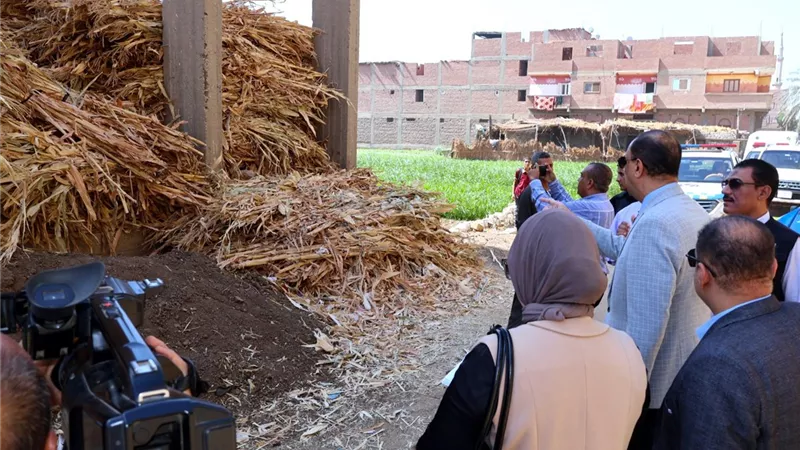 محافظ سوهاج يحيل مسؤولين من قطاعي الصحة والتعليم للتحقيق خلال جولة مفاجئة في قرى مركز أخميم