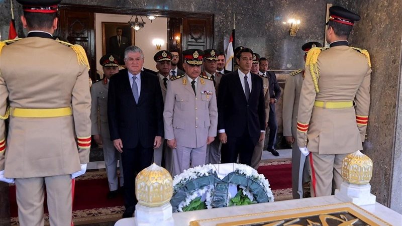 وزير الدفاع 