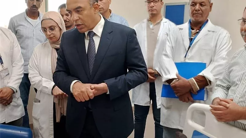 محافظ المنيا يكلف نائبه والسكرتير العام بمتابعة حالة مصابي حادث انقلاب ألاتوبيس