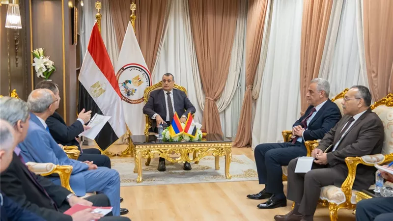 وزير الإنتاج الحربي يبحث مع السفير الأرميني تعزيز التعاون الصناعي والعسكري