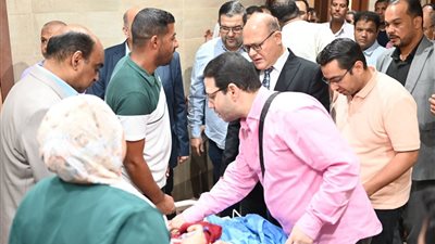 رئيس جامعة سوهاج فى زيارة عاجلة للطلاب المصابين فى حادث جهينة