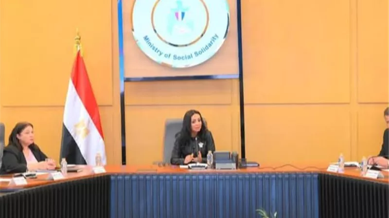 وزيرة التضامن الاجتماعي تجتمع مع اللجنه الدائمه للإشراف على عمل الرائدات الاجتماعيات