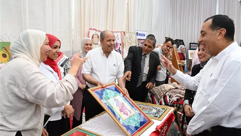 رئيس الوزراء يتفقد معرض الحرف اليدوية والتراثية في المنوفية