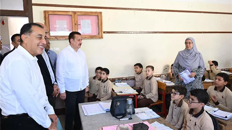 رئيس الوزراء يتفقد عددا من المنشآت التعليمية بقرية سبك الأحد  .. صور 