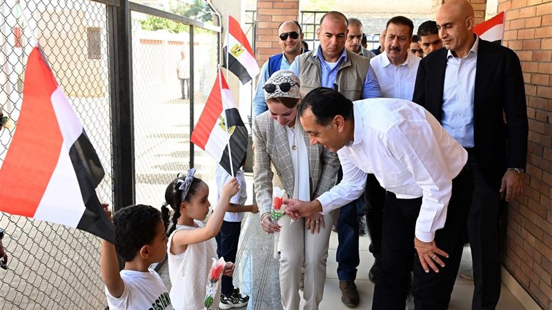 طفلة تهدى رئيس الوزراء