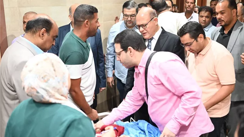 رئيس جامعة سوهاج فى زيارة عاجلة للطلاب المصابين فى حادث جهينة