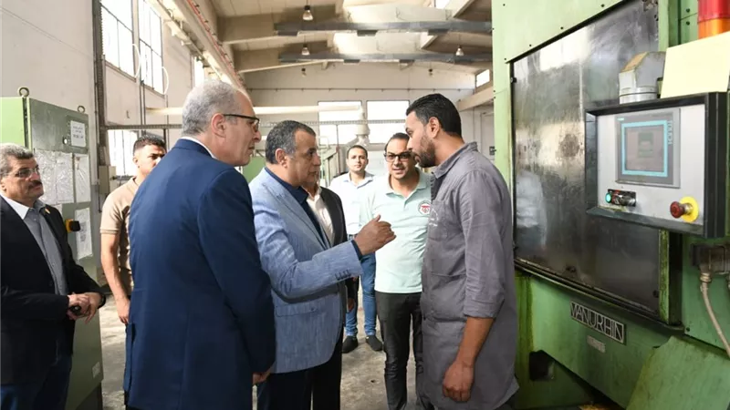 وزير الإنتاج الحربي يتفقد مصنع 300 الحربي بأبو زعبل ويتابع تنفيذ خطط التطوير والإنتاج