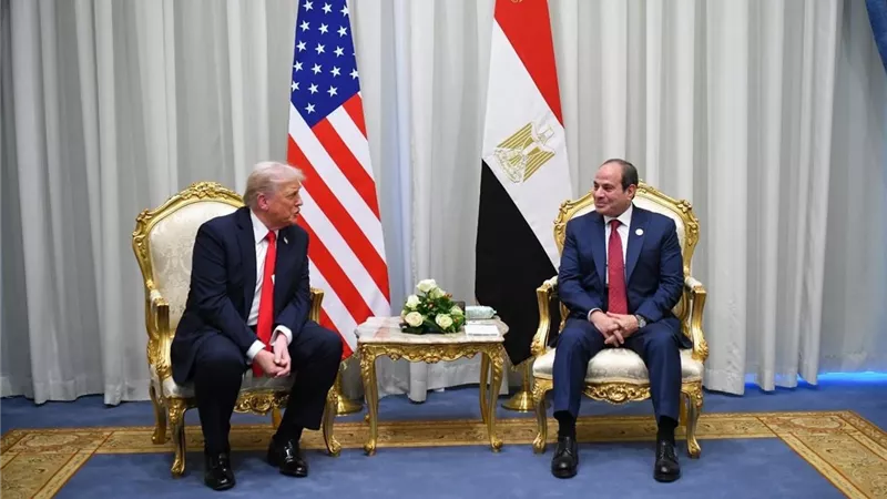 ترامب للسيسي: الجميع أراد استضافة مؤتمر السلام.. ولكن رأينا أنك القائد المُميز