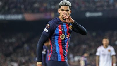 كلاسيكو الأرض... الملكي يبحث عن كسر عقدة أربع مباريات دون انتصار في المواجهات المباشرة