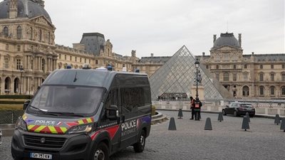 التفاصيل الكاملة لعملية سرقة متحف اللوفر الفرنسي.. وفيديو جديد يوثق لحظة السطو