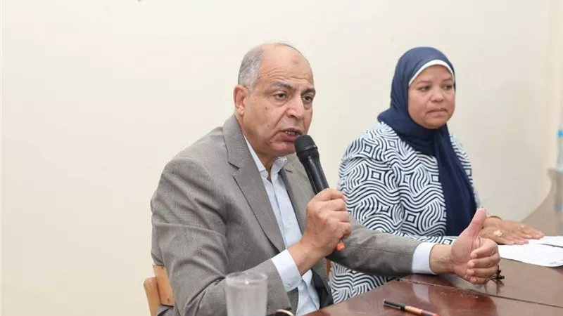 محافظ المنيا يستمع لمطالب أهالي بيلا المستجدة ويوجه بتيسير إجراءات توصيل خطوط المياه