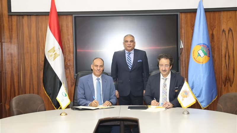 جانب من التوقيع 