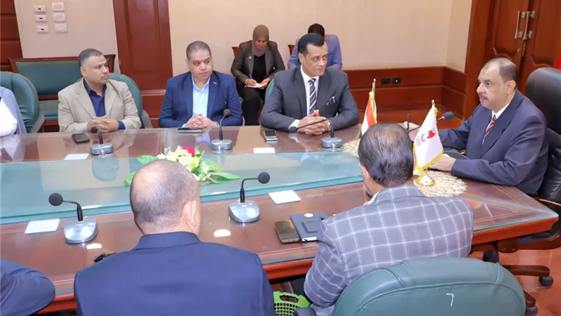 اجتماع عاجل لمحافظ سوهاج لبحث توفير الزي المدرسي بأسعار مخفضة