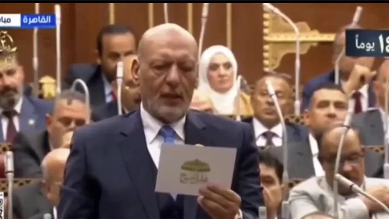 رئيس حزب المصريين يؤدي اليمين الدستورية كعضواً لمجلس الشيوخ