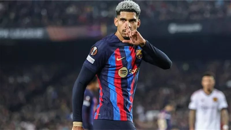 كلاسيكو الأرض... الملكي يبحث عن كسر عقدة أربع مباريات دون انتصار في المواجهات المباشرة