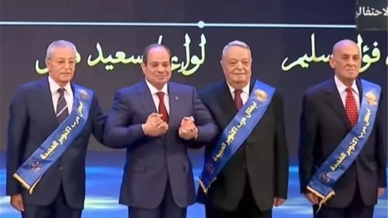 يدًا بيد.. الرئيس السيسي يتوسط صوة تذكارية مع عدد من أبطال حرب أكتوبر
