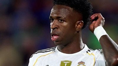 أسطورة برشلونة منتقدًا فينيسيوس قبل الكلاسيكو: مثال سيء للأطفال