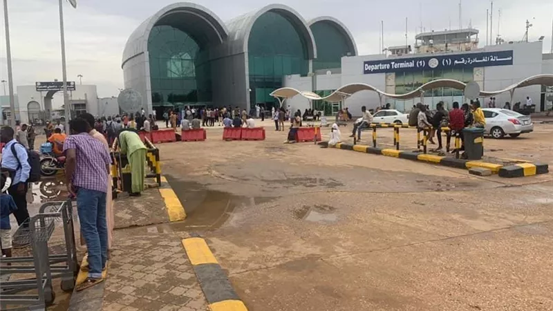 بعد استهداف مطار الخرطوم الدولي .. القاهرة تحذر من منزلق خطير