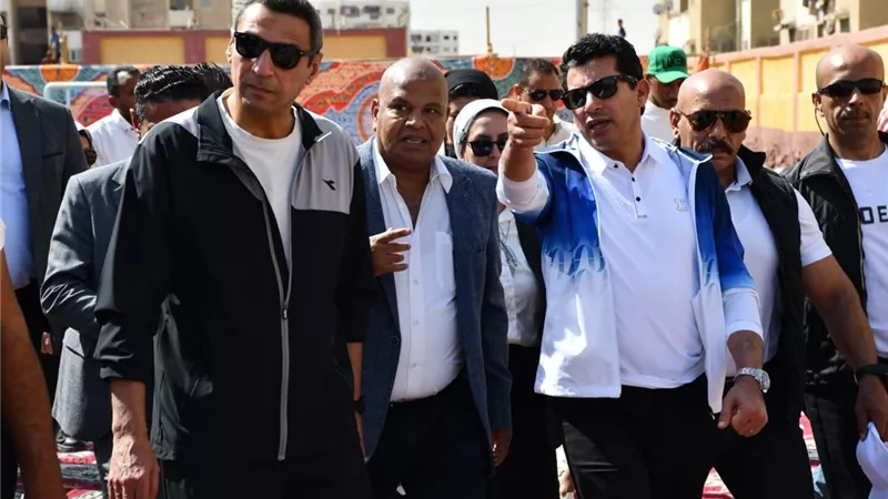 وزير الرياضة ومحافظ السويس يفتتحان ملعبا خماسيا بمركز شباب التوفيق