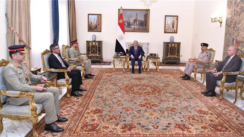 الرئيس السيسي يبحث مع رئيس أركان القوات البرية الباكستانية سبل تعزيز الأمن والسلم الإقليمي
