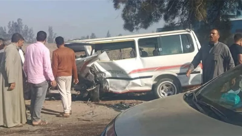  بالأسماء إصابة 13 شخصًا في تصادم سيارة ملاكي بأتوبيس رحلات على طريق كفر الشيخ