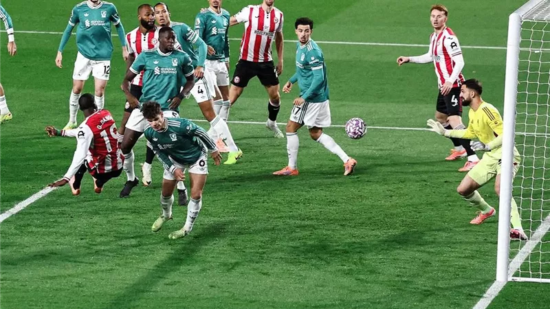 ليفربول يتأخر بهدفين مقابل هدف أمام برينتفورد في الشوط الأول 