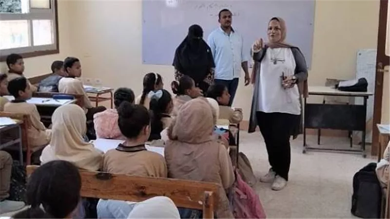 وكيلة تعليم مطروح تتفقد امتحانات أكتوبر بمدرسة العبور لضمان سير العملية التعليمية 