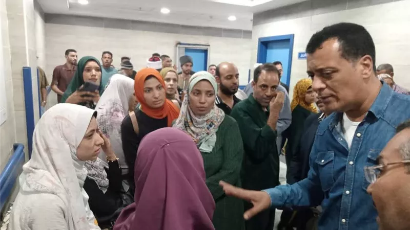 مدير تعليم سوهاج يتفقد رعاية المصابين من المدرسين إثر حادث جرجا–البلينا