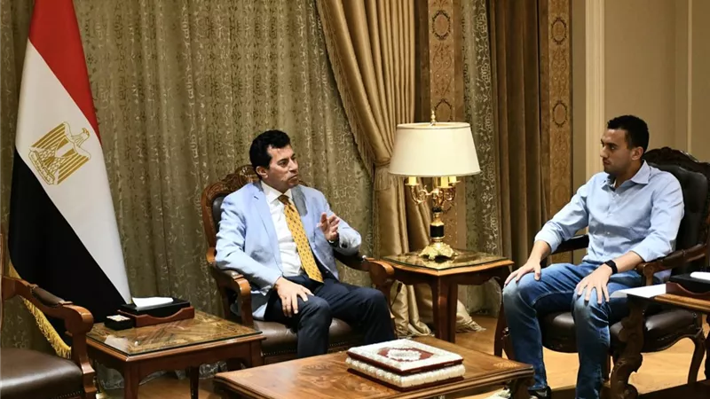 وزير الرياضة يلتقي البطل الأولمبي أحمد الجندي ويوجه بدعمه استعداداً لأولمبياد 2028