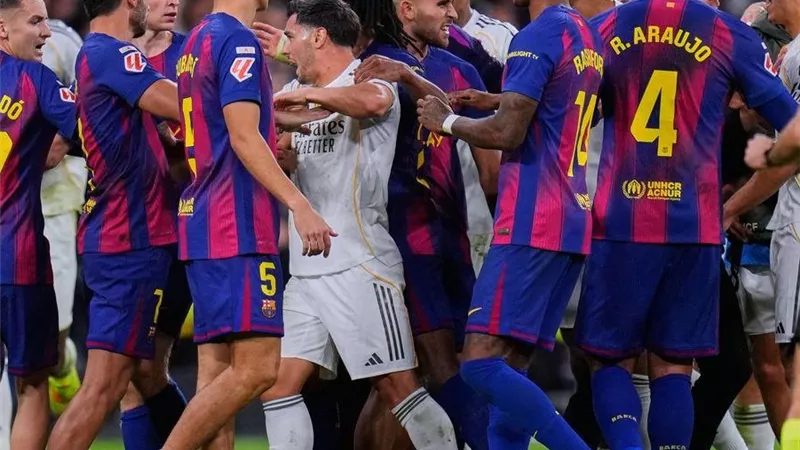 تصرف غريب من لاعبي برشلونة يثير الجدل بعد تدخل كارفاخال على أراوخو في الكلاسيكو