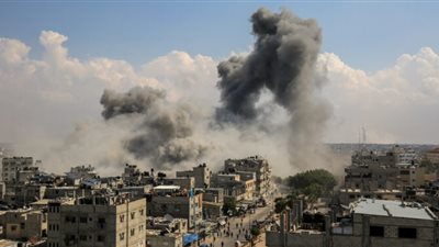 الاحتلال الإسرائيلي يشن هجمات عنيفة على غزة ويستهدف محيط مستشفى الشفاء