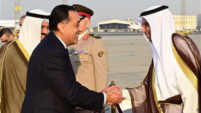 استقبال رسمي لرئيس الوزراء الكويتي في مطار القاهرة برفقة نظيره المصري