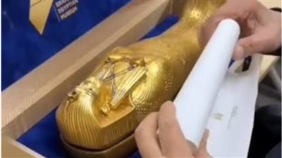 فخامة فرعونية.. المتحف المصري الكبير يرسل دعواته داخل توابيت ذهبية مصغرة