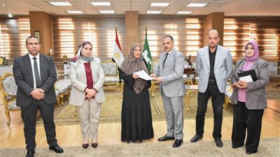 محافظ الشرقية يسلم عقود وحدات سكنية بديلة للأسر المتضررة من قرارات الإزالة