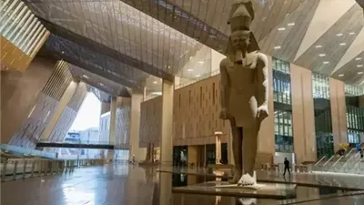 بدء توافد آلاف السائحين والزوار على المتحف المصري الكبير
