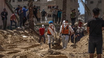 استخراج رفات 42 فلسطينياً مجهولي الهوية من مقبرة عشوائية في غزة