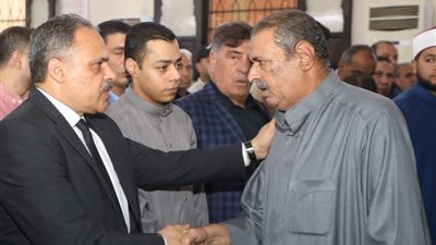 محافظ الشرقية يودع رئيس مركز ومدينة ديرب نجم في جنازة رسمية بمسقط رأسه