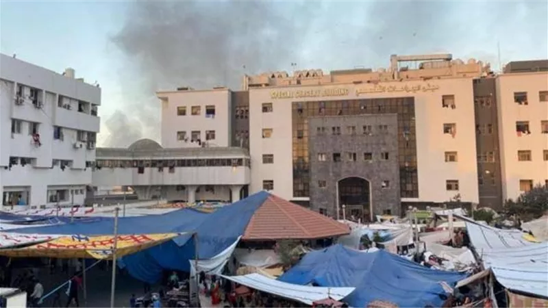 قصف إسرائيلي يستهدف ساحة مستشفى الشفاء في غزة رغم سريان وقف إطلاق النار
