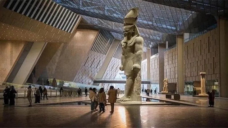 كيف يستخدم المتحف المصري الكبير الرسائل النصية لتسهيل تجربة الزوار؟