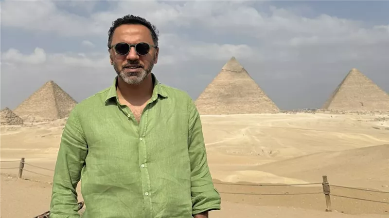 سفير الإمارات أمام الأهرامات: مصر لا تكتفي بعرض التاريخ بل تعيشه كل يوم