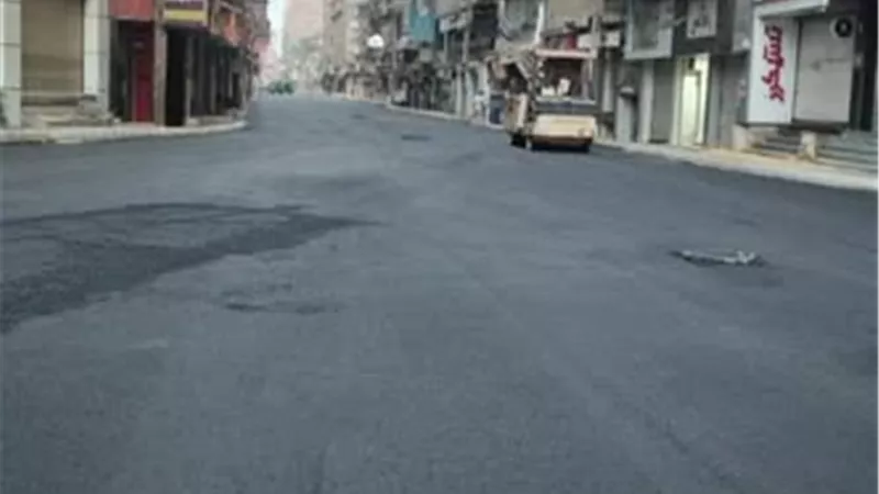 محافظ الغربية يشرف على رصف شارع الجلاء بالمحلة الكبرى لتحسين حركة المرور والخدمات للمواطنين