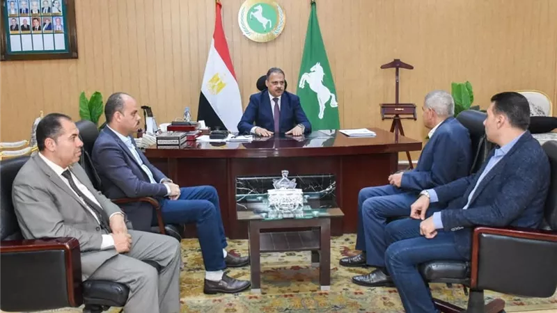 محافظ الشرقية يعقد إجتماعاً بخصوص مشروع رصف طريق النكارية بتكلفة 30 مليون جنيه