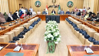 محافظ المنوفية يسلم مساعدات مالية وعينية  لـ 73 حالة إنسانية
