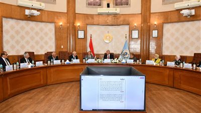 مجلس أمناء الجامعة الأهلية بالإسماعيلية يناقش خطط التطوير واللائحة الطبية لرعاية الطلاب