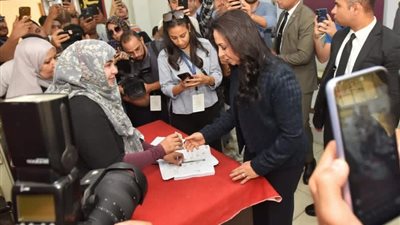 وزيرة التضامن تدلي بصوتها في انتخابات النواب بمدرسة بدر الإعدادية بالدقي