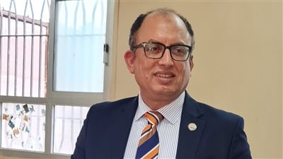 رئيس جامعة حلوان يدلي بصوته في انتخابات مجلس النواب 2025