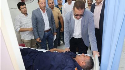 محافظ المنوفية يزور مصابى حريق مصنع السادات للإطمئنان على حالتهم الصحية ( صور ) 