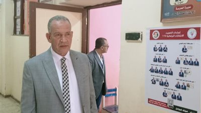 وكيل تعليم أسيوط يدلي بصوته ويشيد بالإقبال الكبير على انتخابات مجلس النواب 2025
