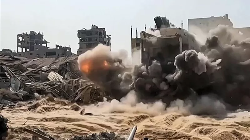 ارتقاء شهيد بمخيم البريج وسط القطاع.. والاحتلال يواصل نسف مناطق بغزة