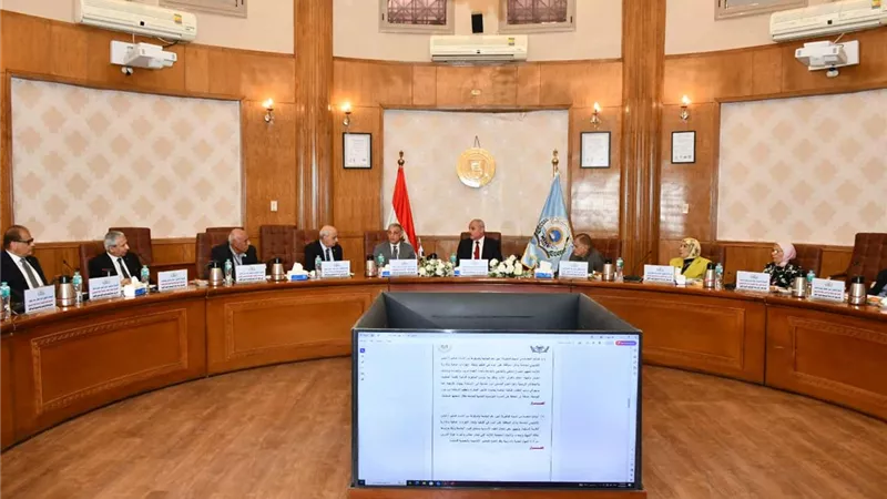 مجلس أمناء الجامعة الأهلية بالإسماعيلية يناقش خطط التطوير واللائحة الطبية لرعاية الطلاب